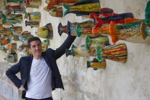 Mostra Morales Bobez (1)_Nicolò Morales con Fish Maiolica 2015 Expoarteitaliana a cura di Vittorio Sgarbi
