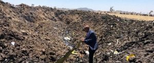 Il ceo di Ethiopian Airlines sul luogo del disastro aereo. L'immagine pubblicata dall'account ufficiale della compagnia