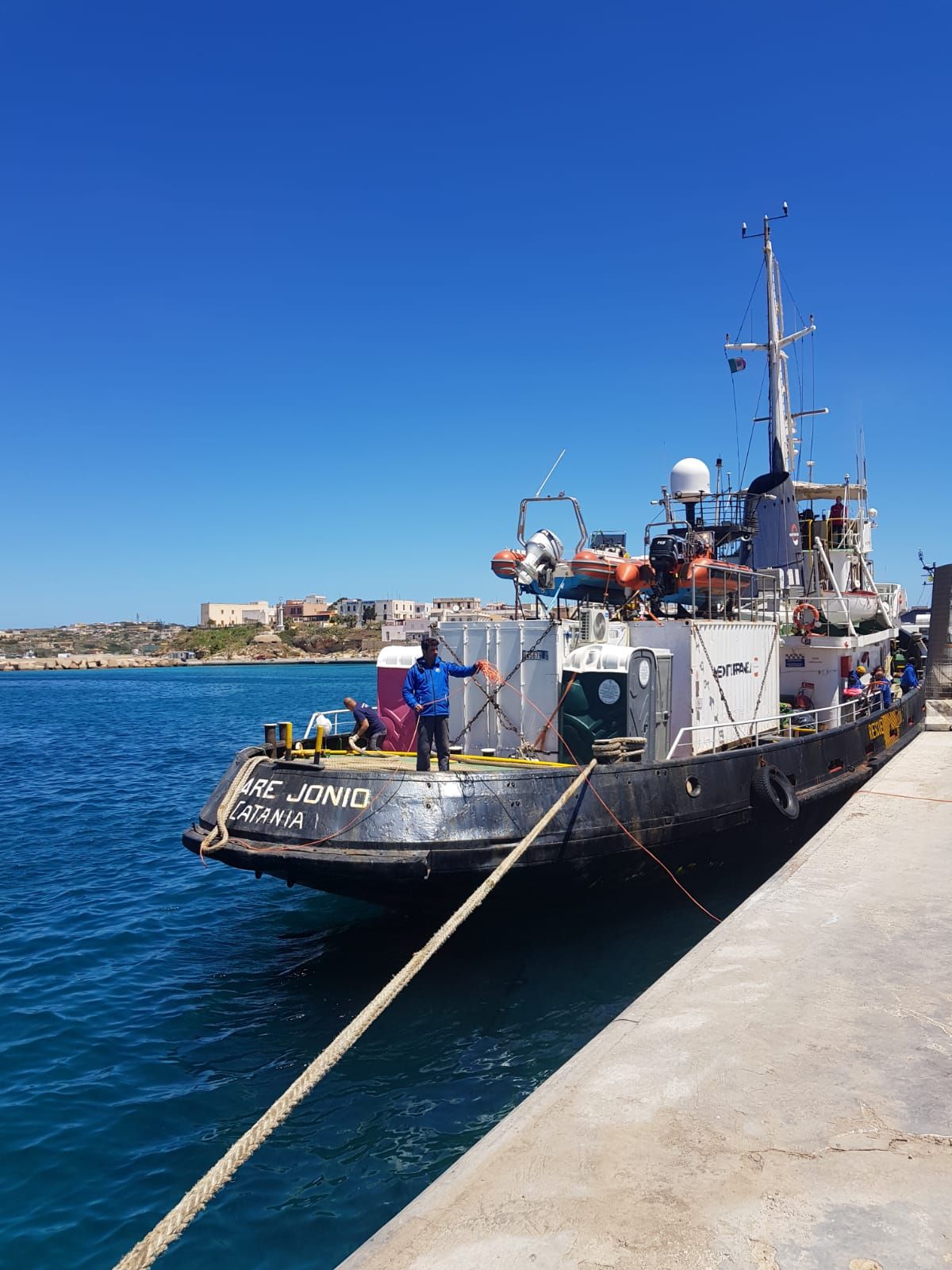 foto nave Mare Jonio a Lampedusa