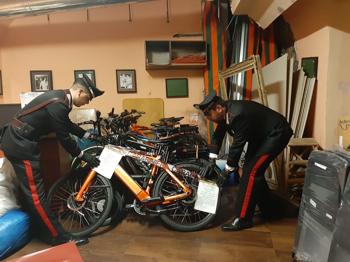 ROMA: 11 BICICLETTE RUBATE IN UN RISTORANTE, DENUNCIATO TITOLARE/FOTO