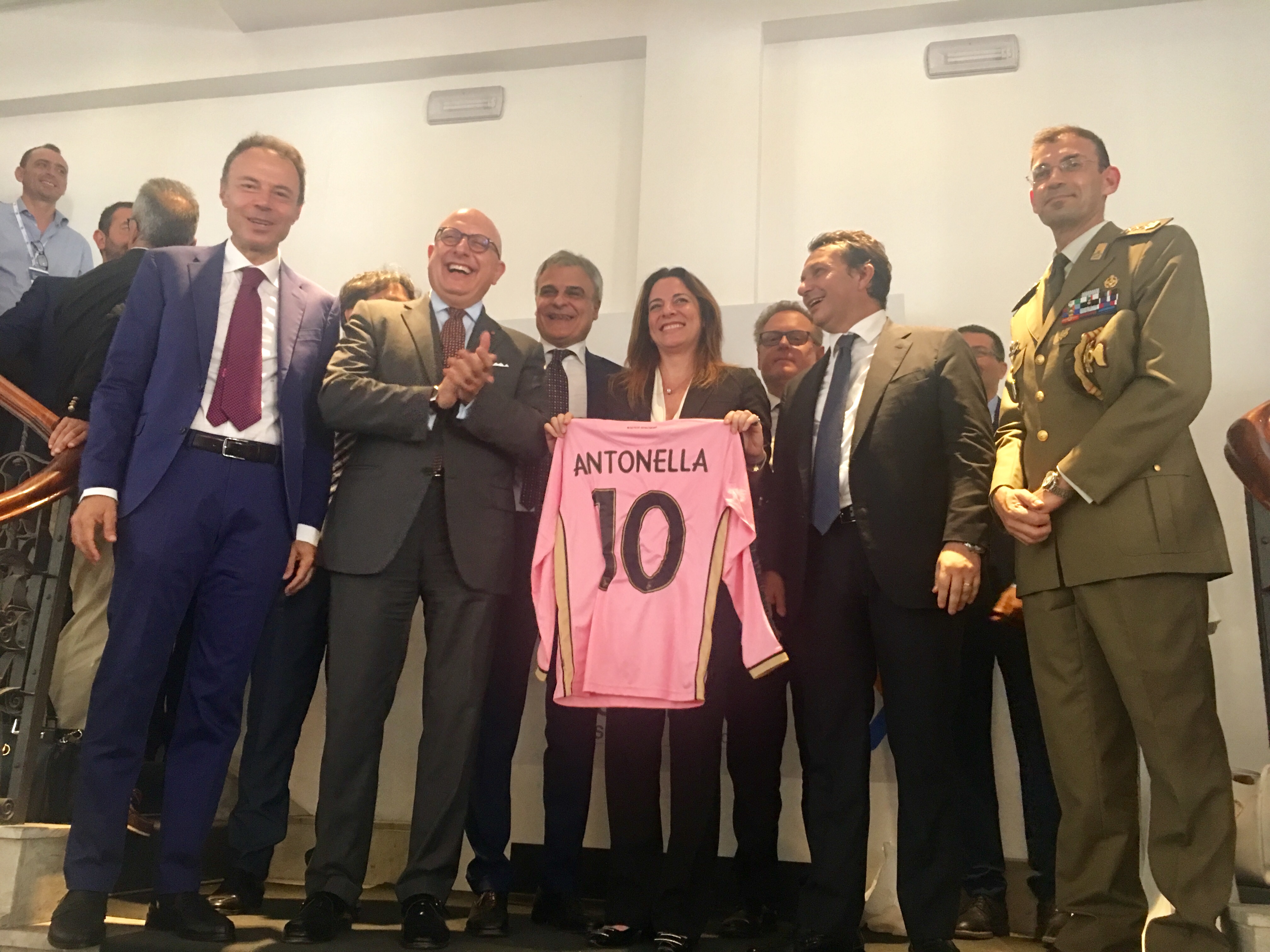 IL VICEPRESIDENTE VICARIO ALBANESE CONSEGNA LA MAGLIA DEL PALERMO AL VICEPRESIDENTE DI CONFINDUSTRIA ANTONELLA MANSI_CONNEXTSICILIA_25_06_19