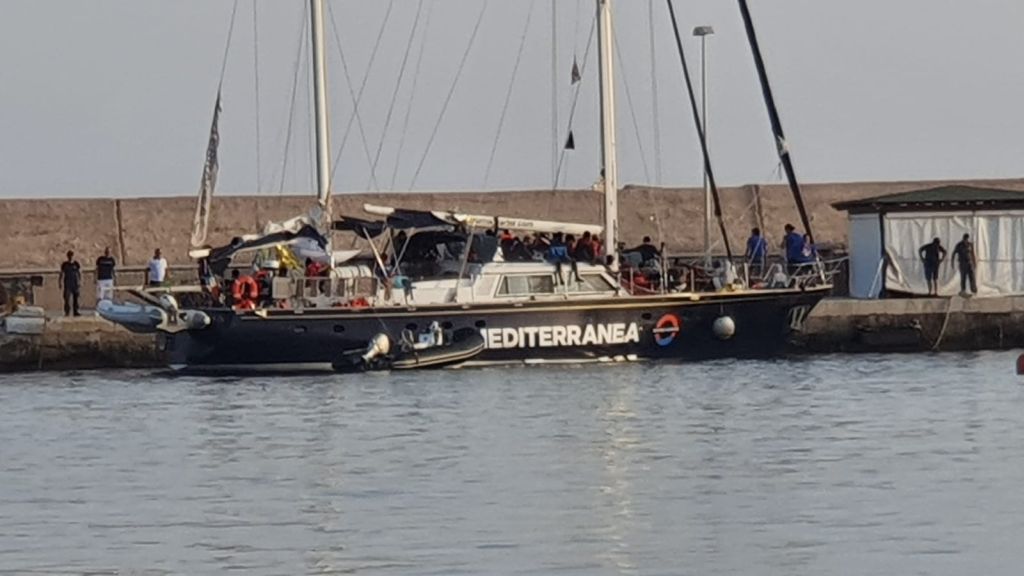 La nave Alex al molo favaloro di Lampedusa