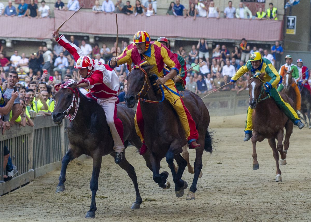 PALIO DI SIENA DEDICATO ALLA MADONNA DI PROVENZANO,VINCE LA CONTRADA DELLA GIRAFFA