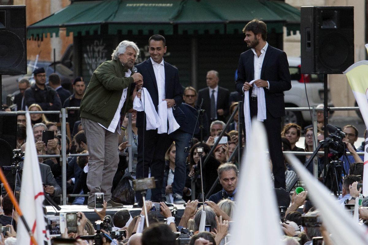 IL MOVIMENTO 5 STELLE PROTESTA AL PANTHEON CONTRO IL ROSATELLUM