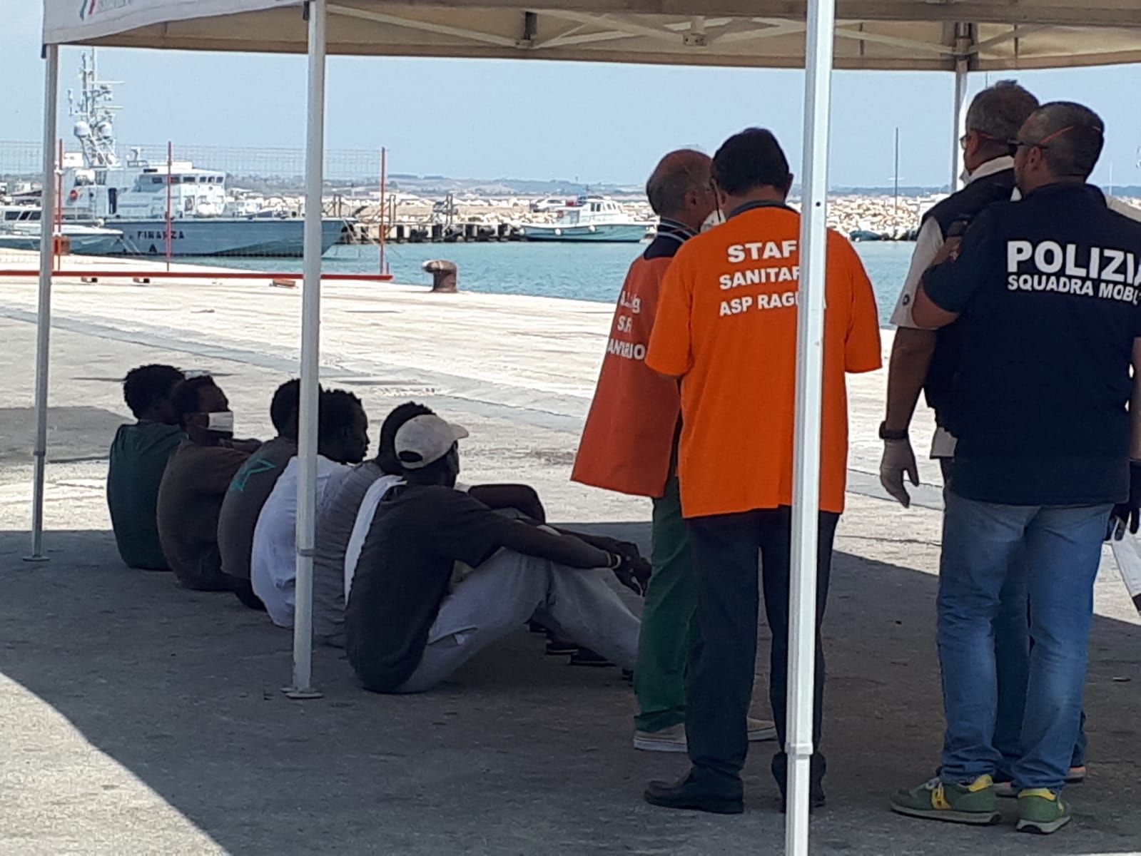 nella foto primi migranti sbarcati da nave Eleonore a Pozzallo