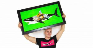 8_Enrico Cecotto con l'opera_Koi Shark_acrilico e tecnica mista su tela_40 x 80 cm_2019