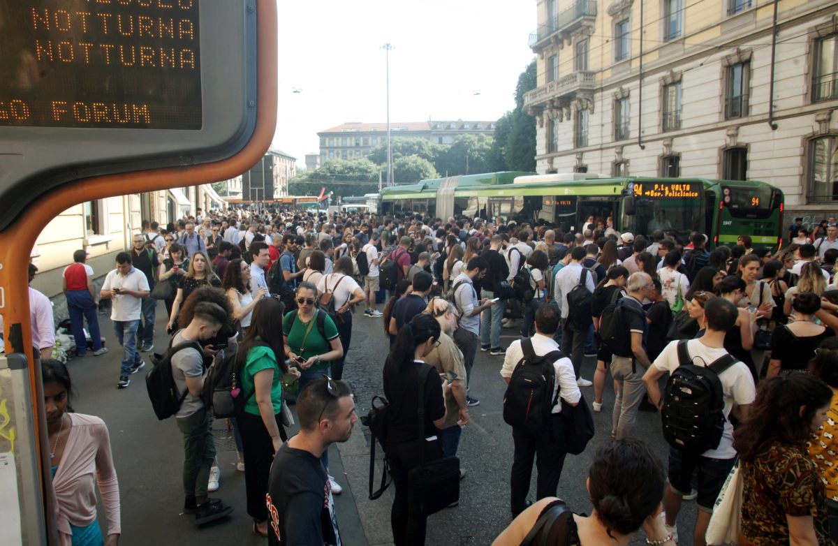 TENTATO SUICIDIO, METRO VERDE BLOCCATA