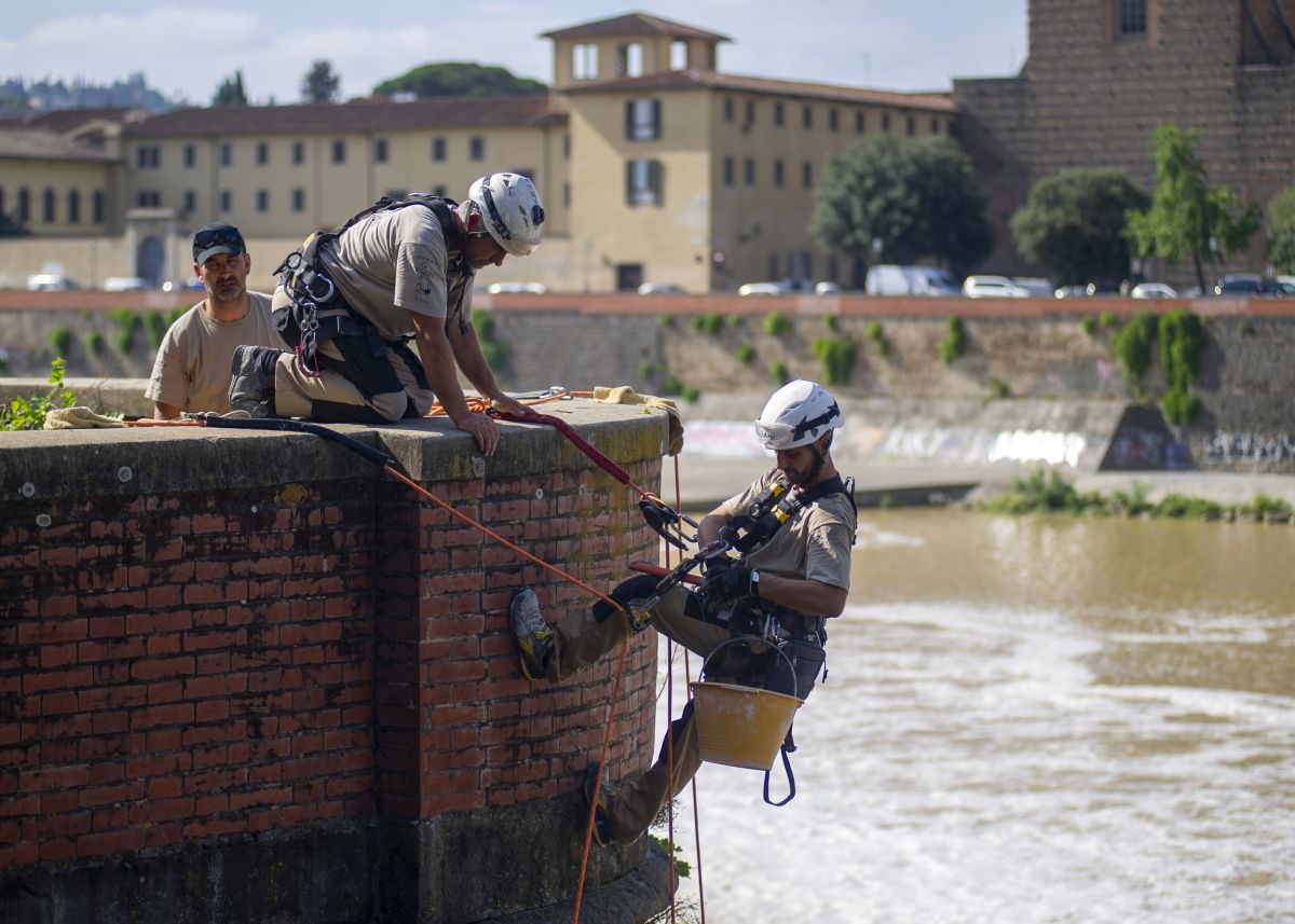 INTERVENTO DI EDILIZIA ACROBATICA SUL FIUME ARNO