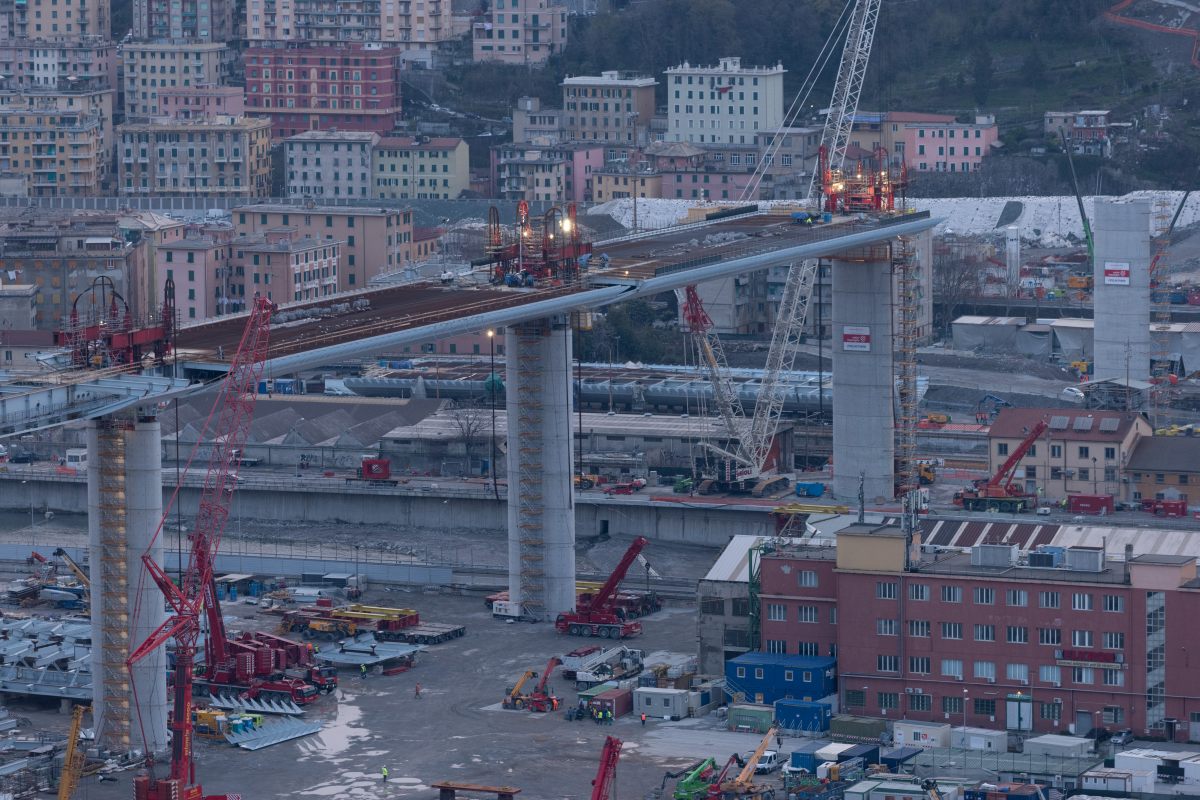 NUOVO PONTE DI GENOVA: VARATO IN QUOTA IL MAXI-IMPALCATO DA 100 METRI SOPRA IL POLCEVERA