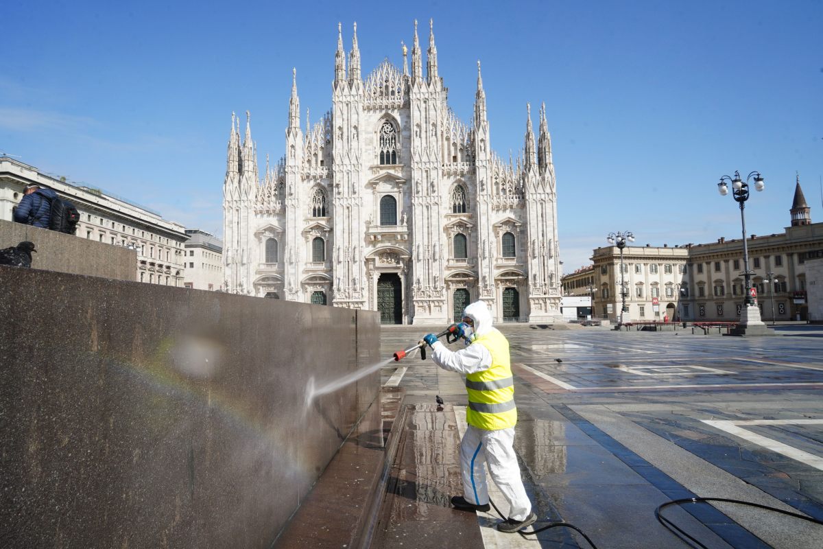 EMERGENZA CORONAVIRUS, SANIFICAZIONE DELL'AMSA IN PIAZZA DUOMO A MILANO