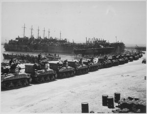 Decine di carri Sherman attendono di salire sugli LST due giorni prima del D-Day