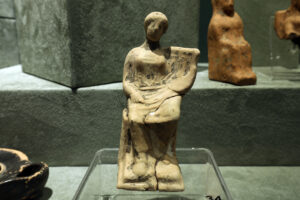 MAFRA, Statuetta femminile seduta con kithara, V sec.a.C. (ph. Parrinello)