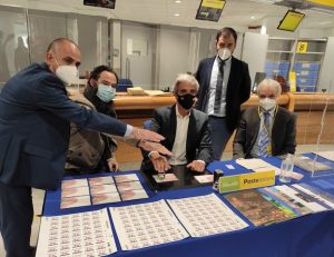Annullo cartolina francobollo in ufficio postale