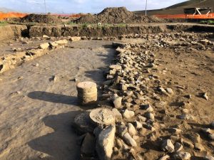 Vallelunga_ Il muro Sud del portico, con le colonne fittili