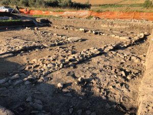 Vallelunga_ Lo scavo visto da S-E , con il portico a L