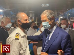 Presidente Musumeci mentre si intrattiene col direttore di macchine a bordo del traghetto