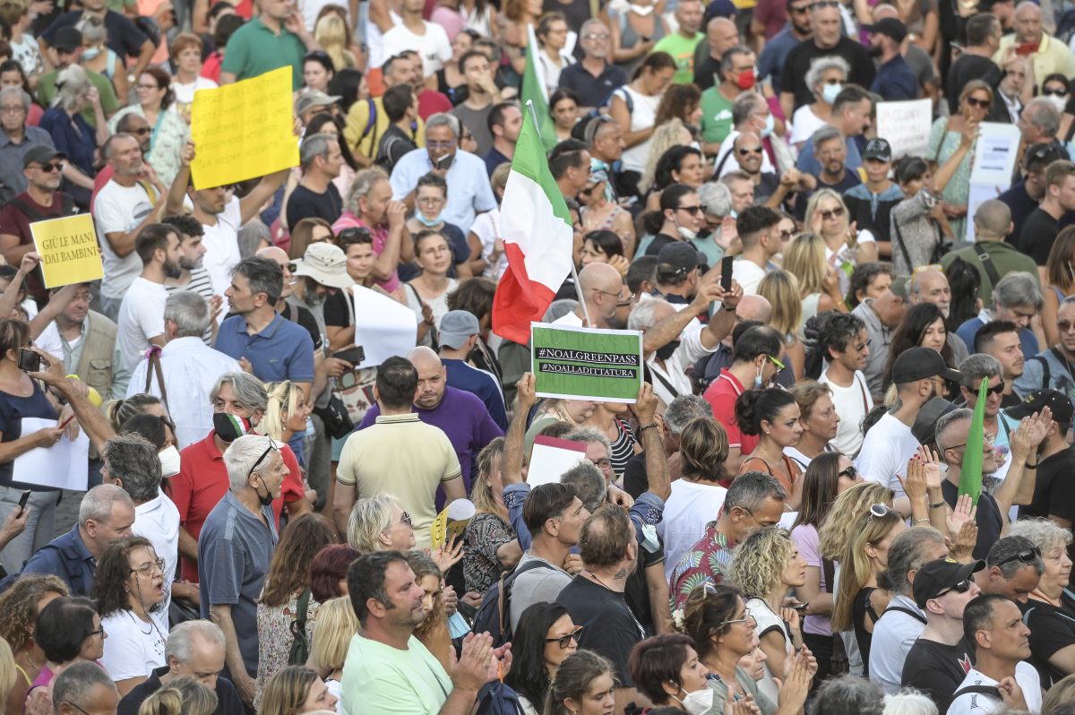 Manifestazioni No-Vax, due giornalisti aggrediti e Bassetti minacciato