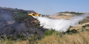 Incendi sulle Madonie. A Petralia Soprana la gente abbandona le case su mezzi di fortuna e trattori. Tregua a Polizzi Generosa