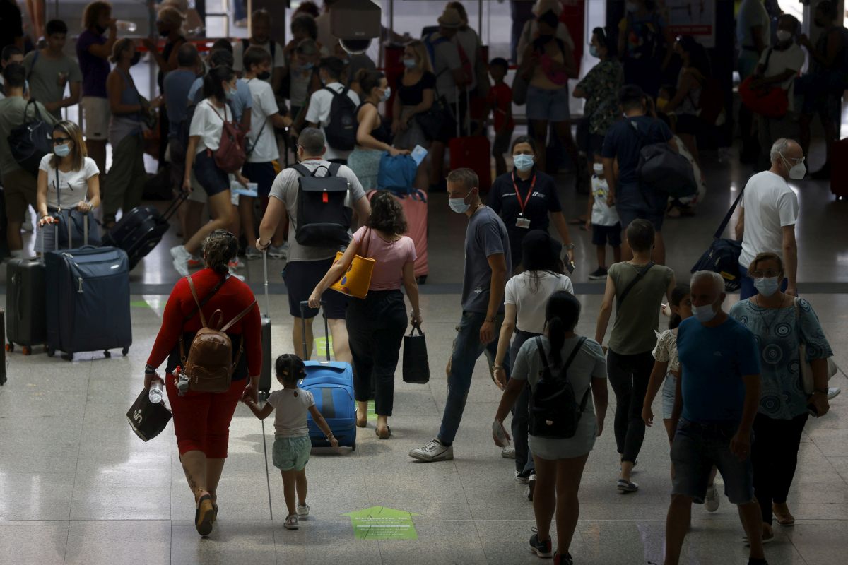 Green pass, scatta l’obbligo per aerei, treni e personale scolastico