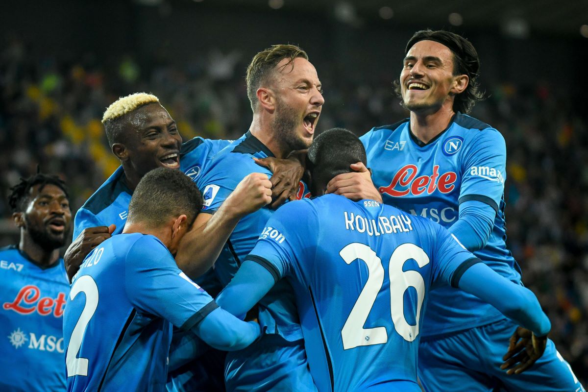 Poker del Napoli a Udine, azzurri solitari in testa