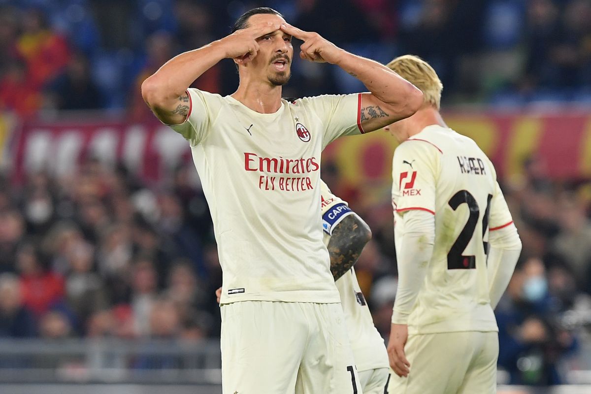 Il Milan espugna Roma con super Ibra, in testa col Napoli