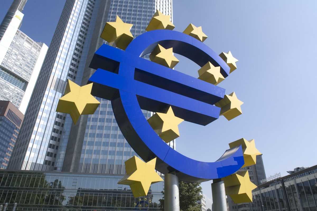 Bce “La crescita si rafforza ma restano le incertezze”