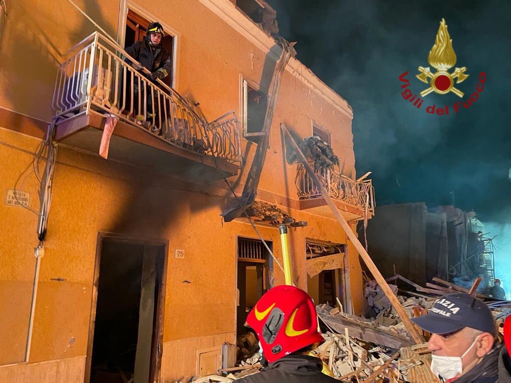 Crolla palazzina dopo esplosione a Ravanusa, 2 morti.si cercano dispersi