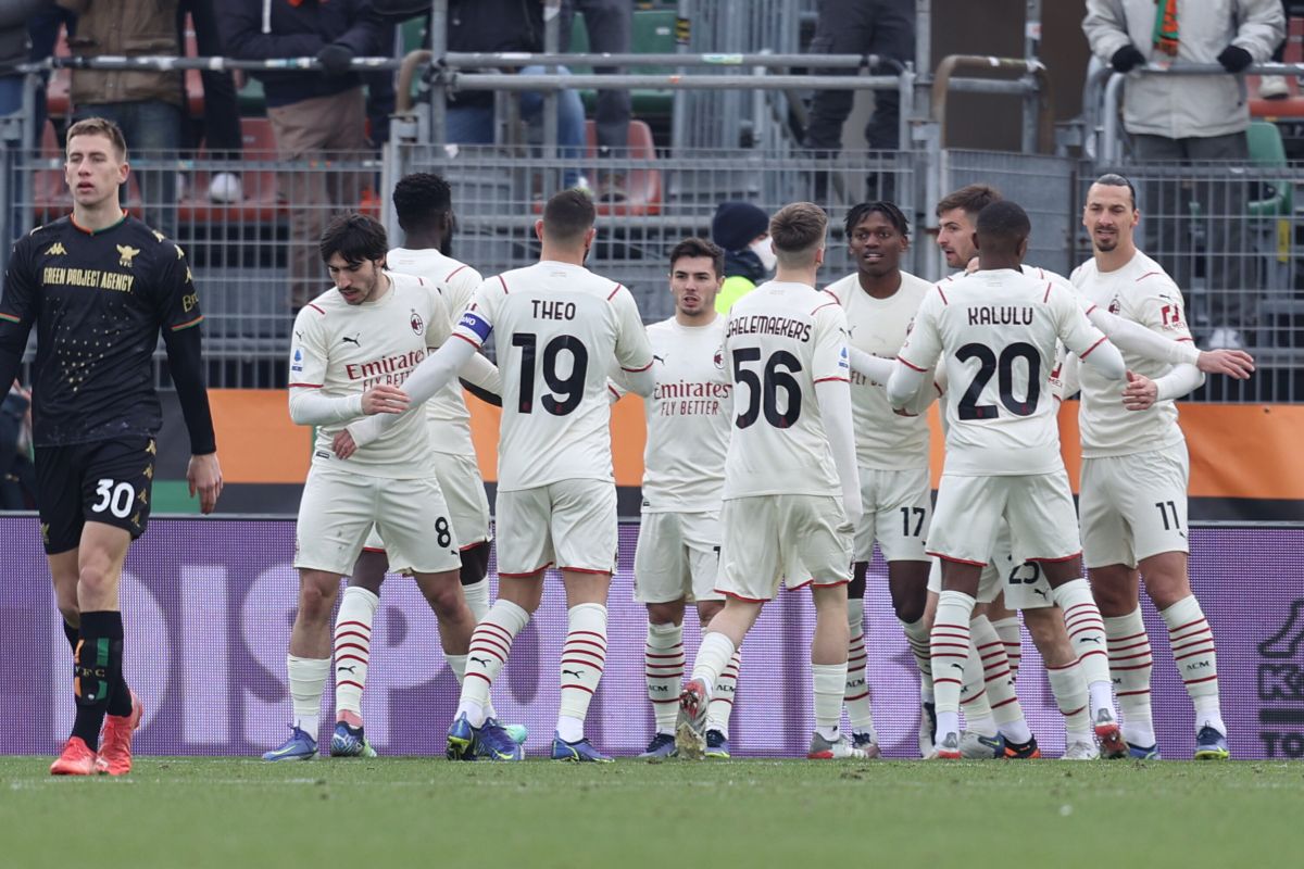 Ibrahimovic e doppietta Hernandez, il Milan vince 3-0 a Venezia