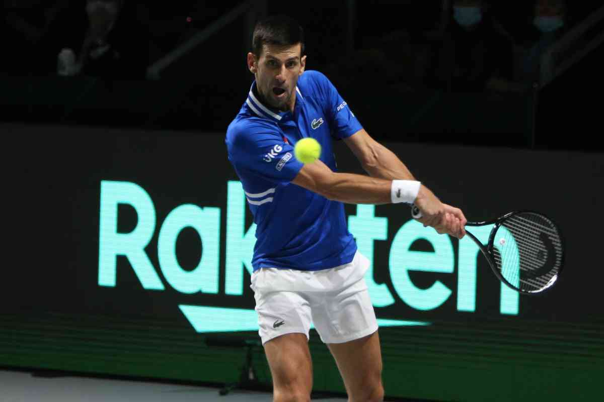 Djokovic si allena e spera, giallo su dichiarazioni di viaggio