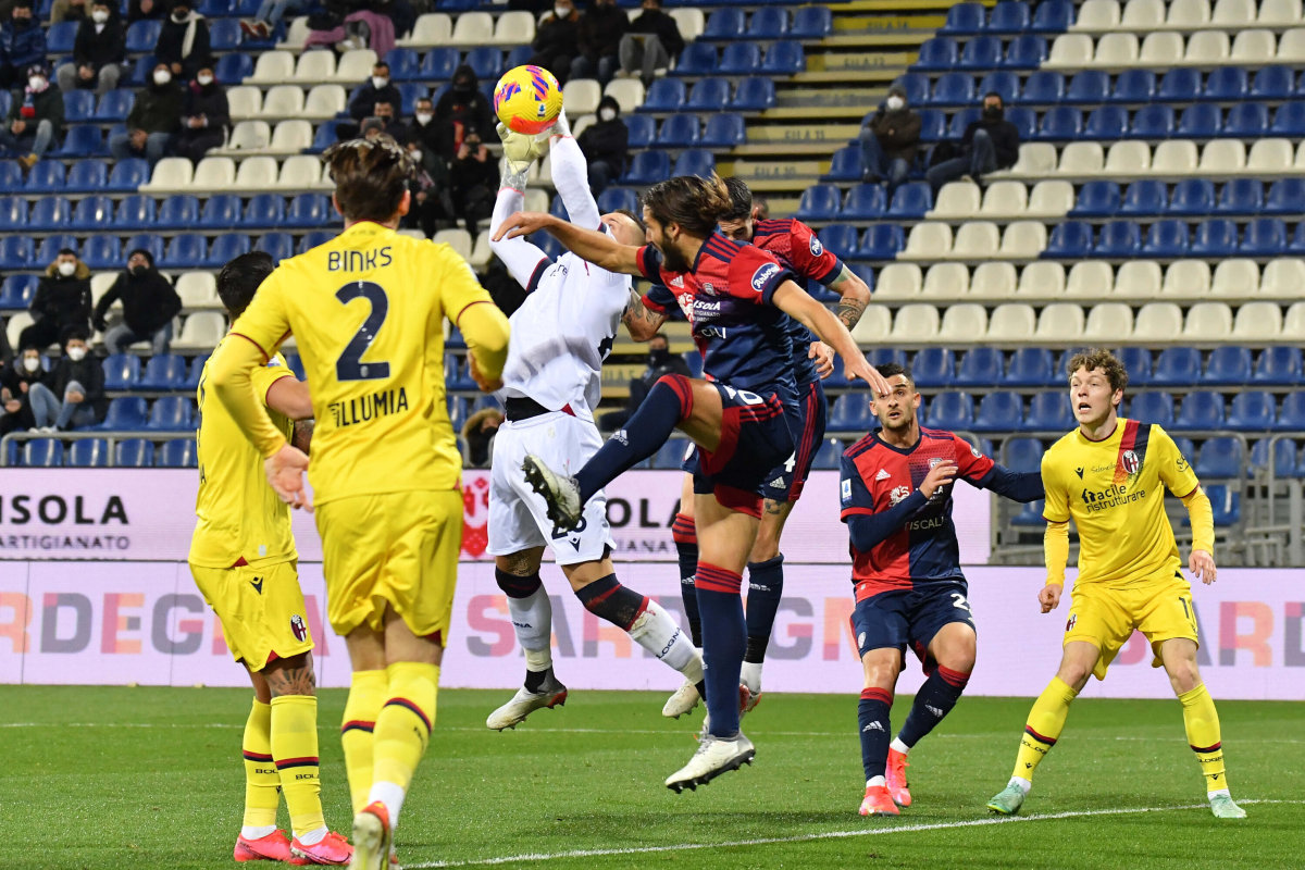 In rimonta e al 94°, il Cagliari batte 2-1 il Bologna