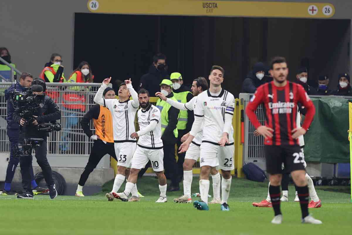 Gyasi gela San Siro al 96′, lo Spezia ribalta il Milan 2-1