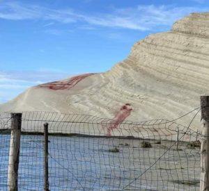 Foto Scala dei Turchi deturpata