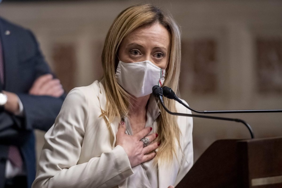 Covid, Meloni: “Il green pass non va cambiato, va abolito”
