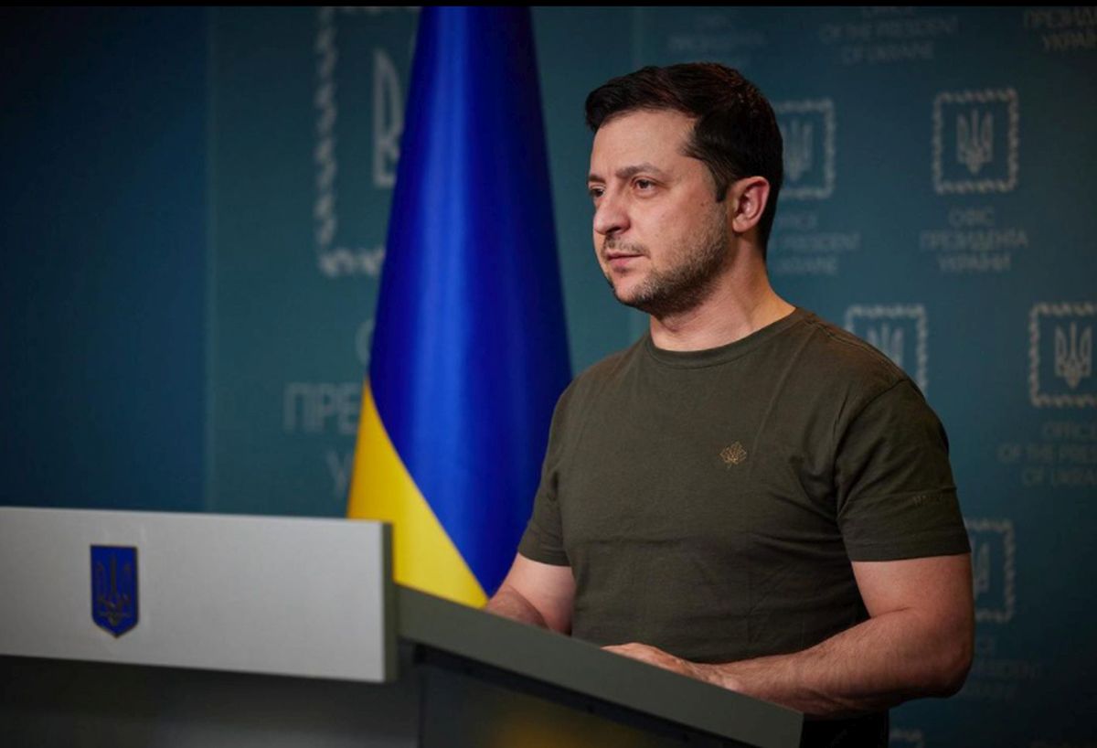 Zelensky: “Garantiamo corridoi, chi può continui a combattere”