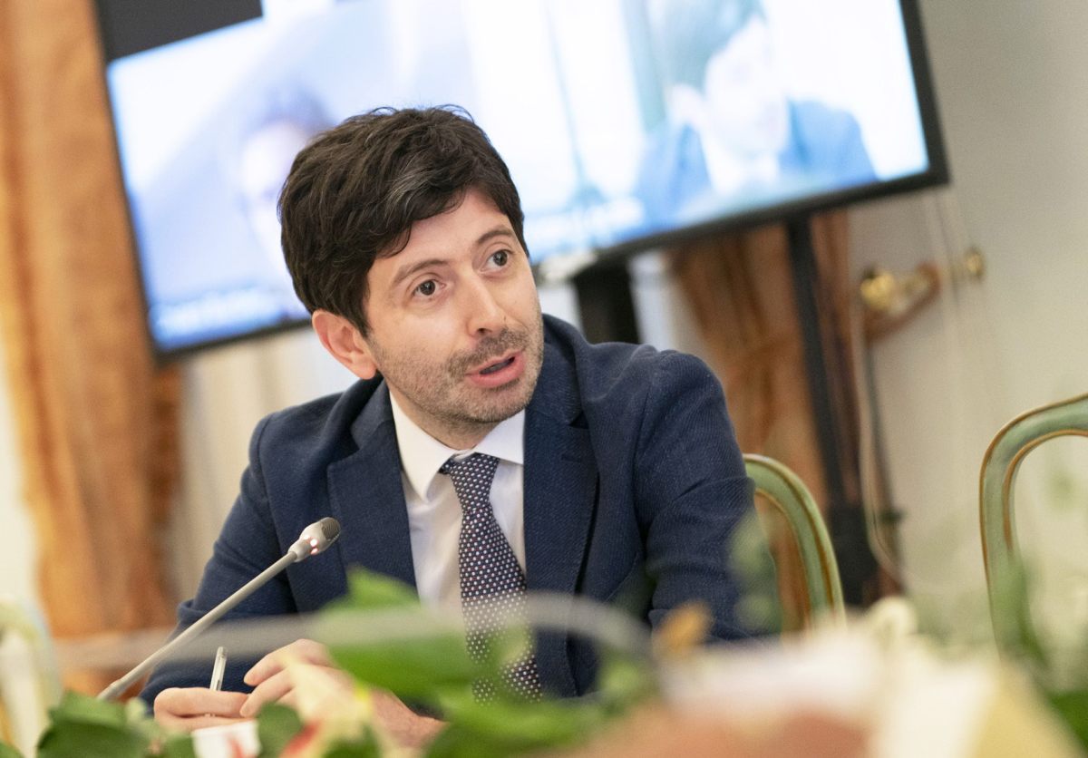 Vaccino, Speranza: “L’Ue assuma una posizione unica sulla quarta dose”