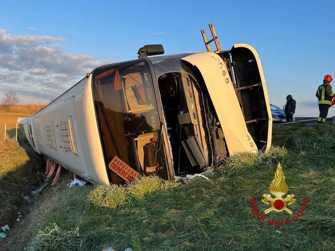 Incidenti stradali, su A14 si ribalta bus rifugiati ucraini: una vittima