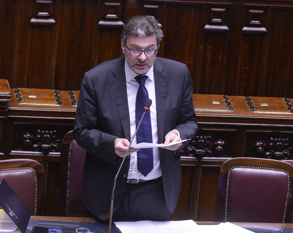 Giorgetti “Individuare altre misure contro il caro-carburanti”