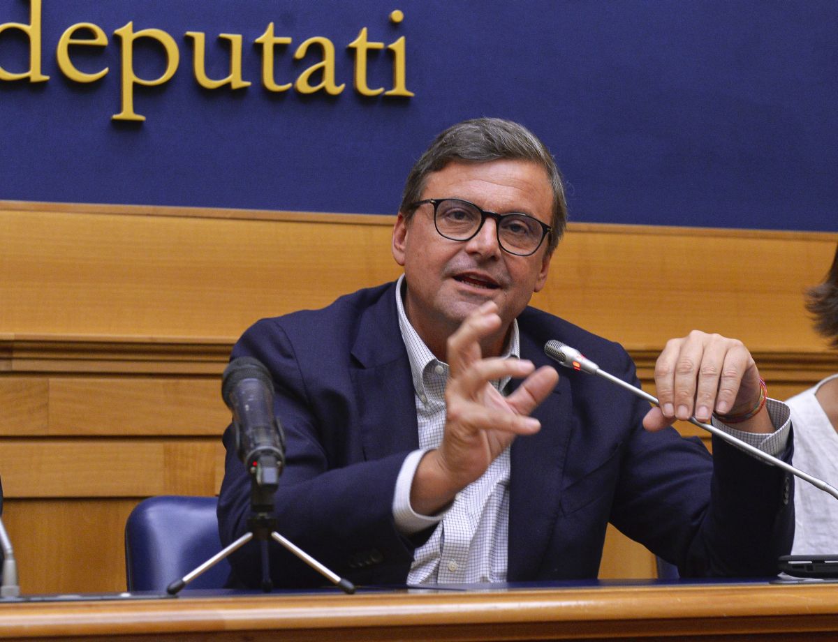 Calenda “Possibile che non ci si possa fermare per un giorno”