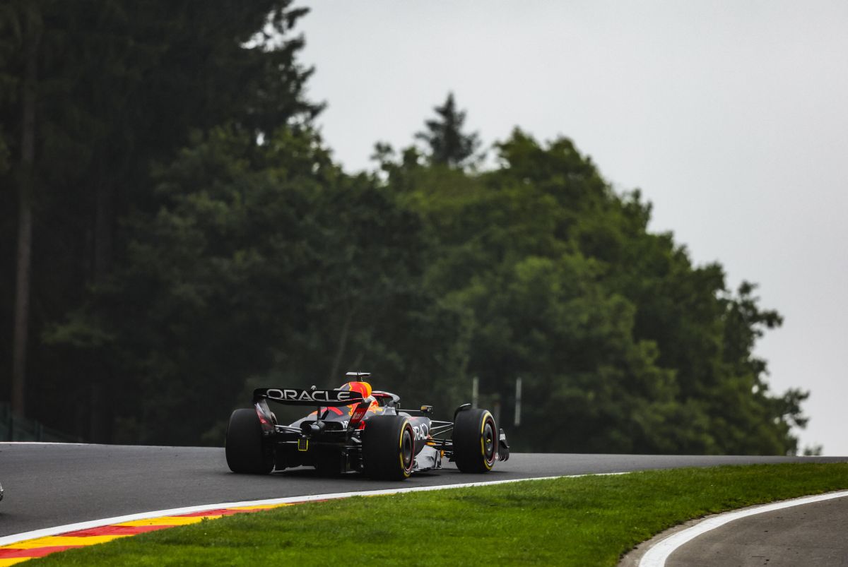 Verstappen vola a Spa ma partirà dalle retrovie con Leclerc