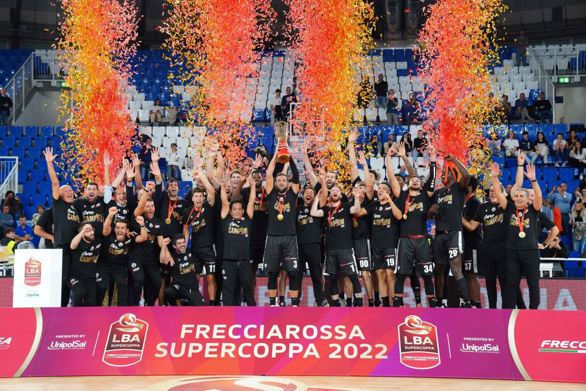 La Virtus Bologna batte Sassari e vince la Supercoppa