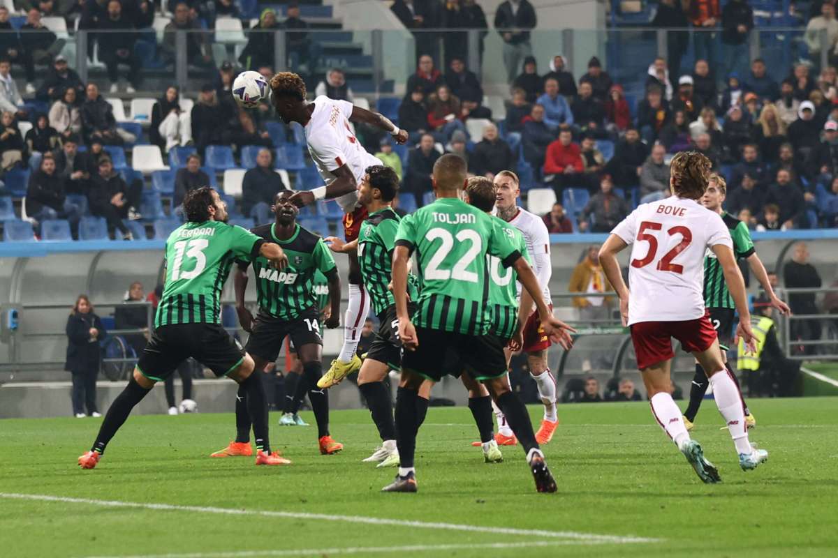 Pinamonti replica ad Abraham, Sassuolo-Roma 1-1