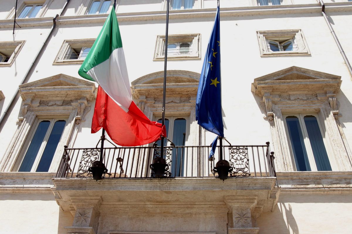 Bandiere a mezz’asta negli edifici pubblici per i funerali del Papa emerito