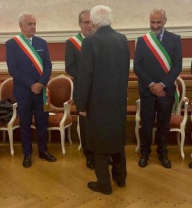 I sindaci Sergio Ortelli (Isola del Giglio ), Salvatore Militello (Ustica) e Domenico Arabia ( Santa Marina Salina) con il Presidente della Repubblica Mattarella