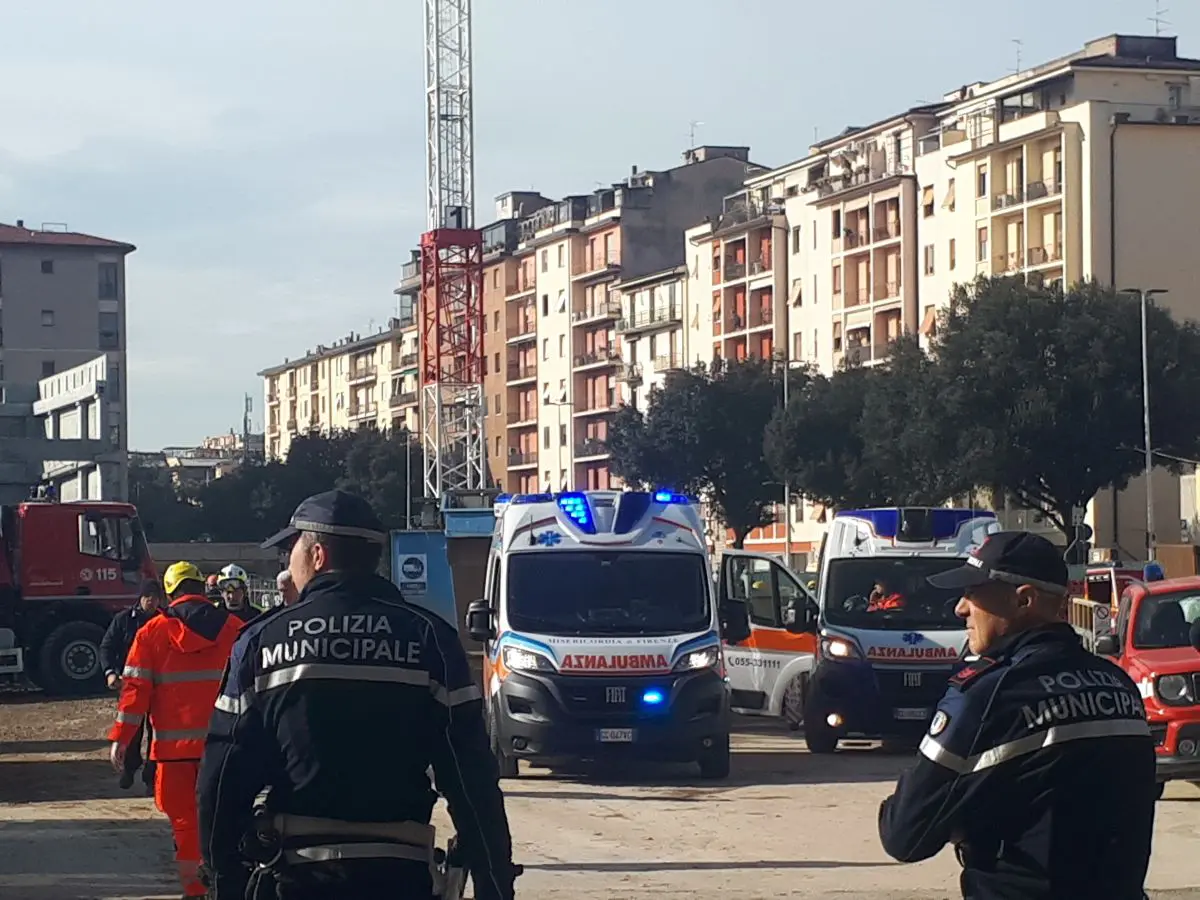 Crollo in cantiere supermercato a Firenze, due morti, tre feriti e tre dispersi