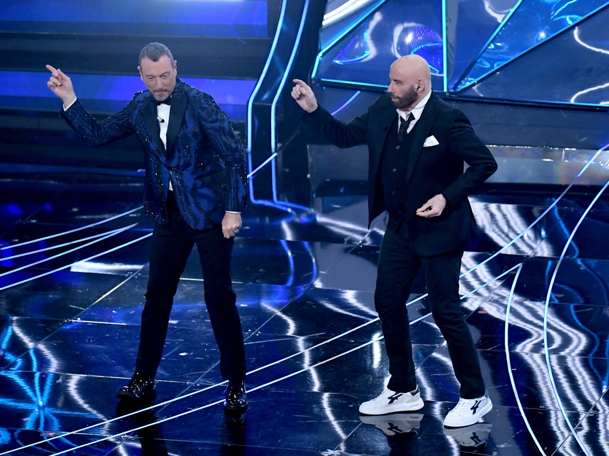 A Sanremo l’emozione di Allevi. Si balla con Travolta, Geolier in testa