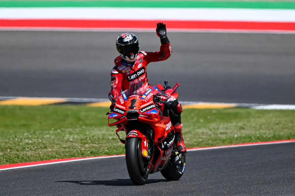 Bagnaia vince la Sprint del Mugello su Marquez, fuori Martin