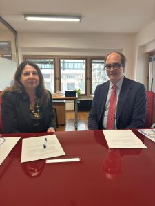 Maria Grazia Bonsignore e Michele Priori mentre firmano il protocollo di intesa con Cobat