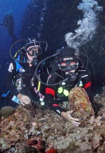 1 Un subacqueo non vedente accompagnato dalla guida durante il riconoscimento di una Pinna Nobilis
