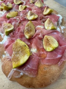 Pizza in pala con fichi e prosciutto