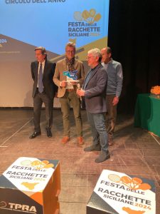 Fabio Scionti ritira il premio circolo dell'anno andato alla TS Monte Ka Tira